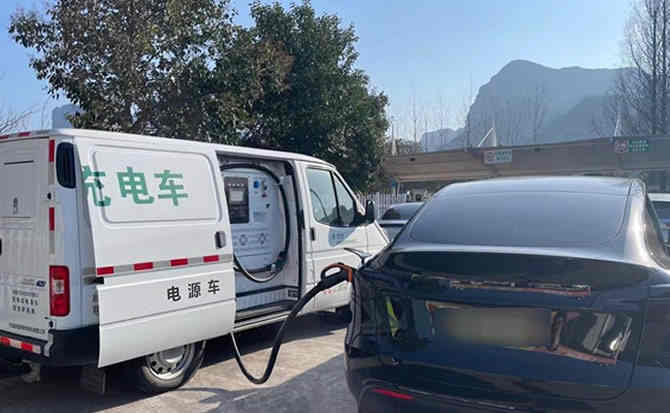 萨嘎汽车搭电